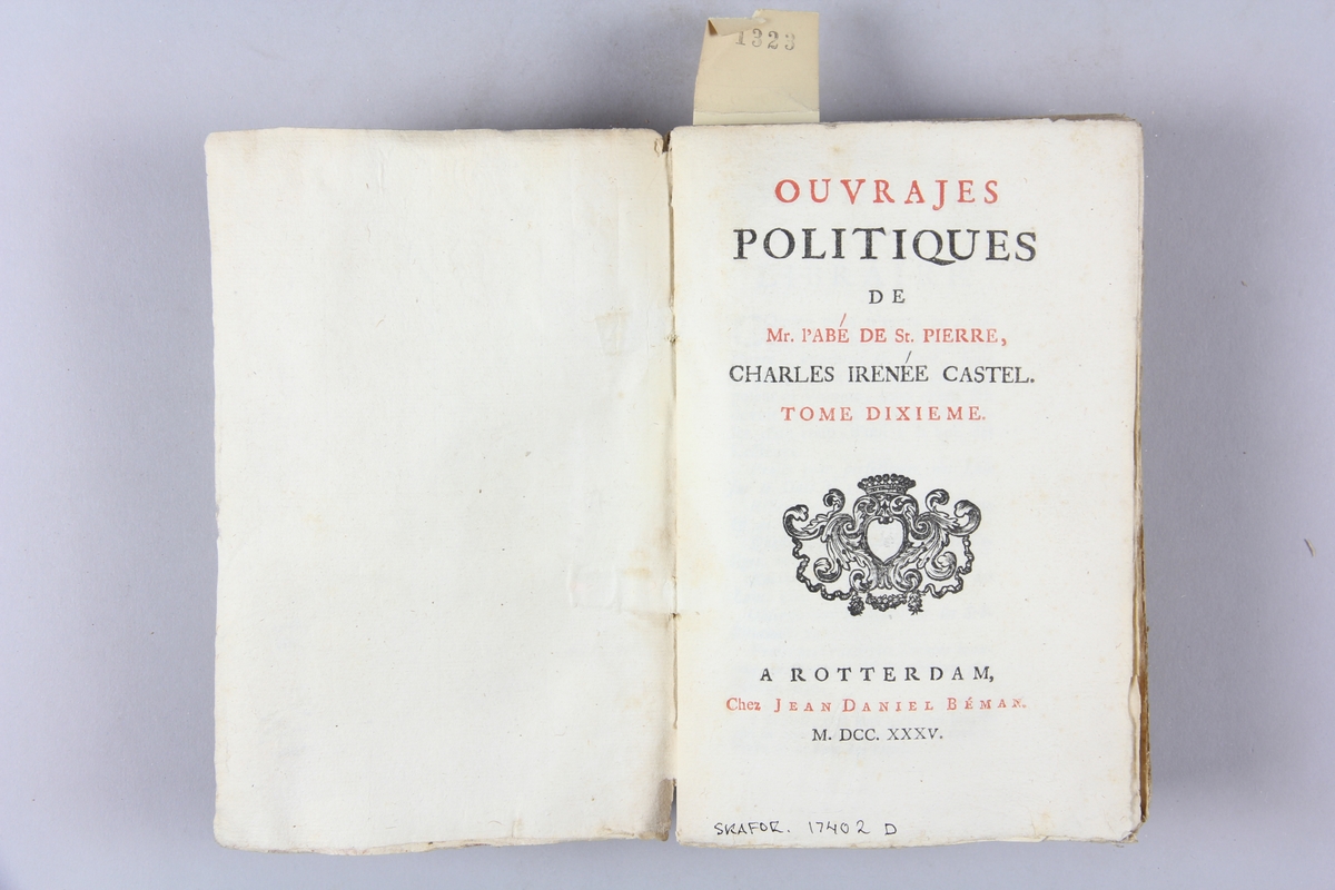 Bok, "Ouvrajes politiques", del 10, tryckt 1735 i Rotterdam. Pärmar av marmorerat papper, blekt rygg med påklistrade etiketter med titel, oläslig, och samlingsnummer Oskuret snitt, ej uppskuren.