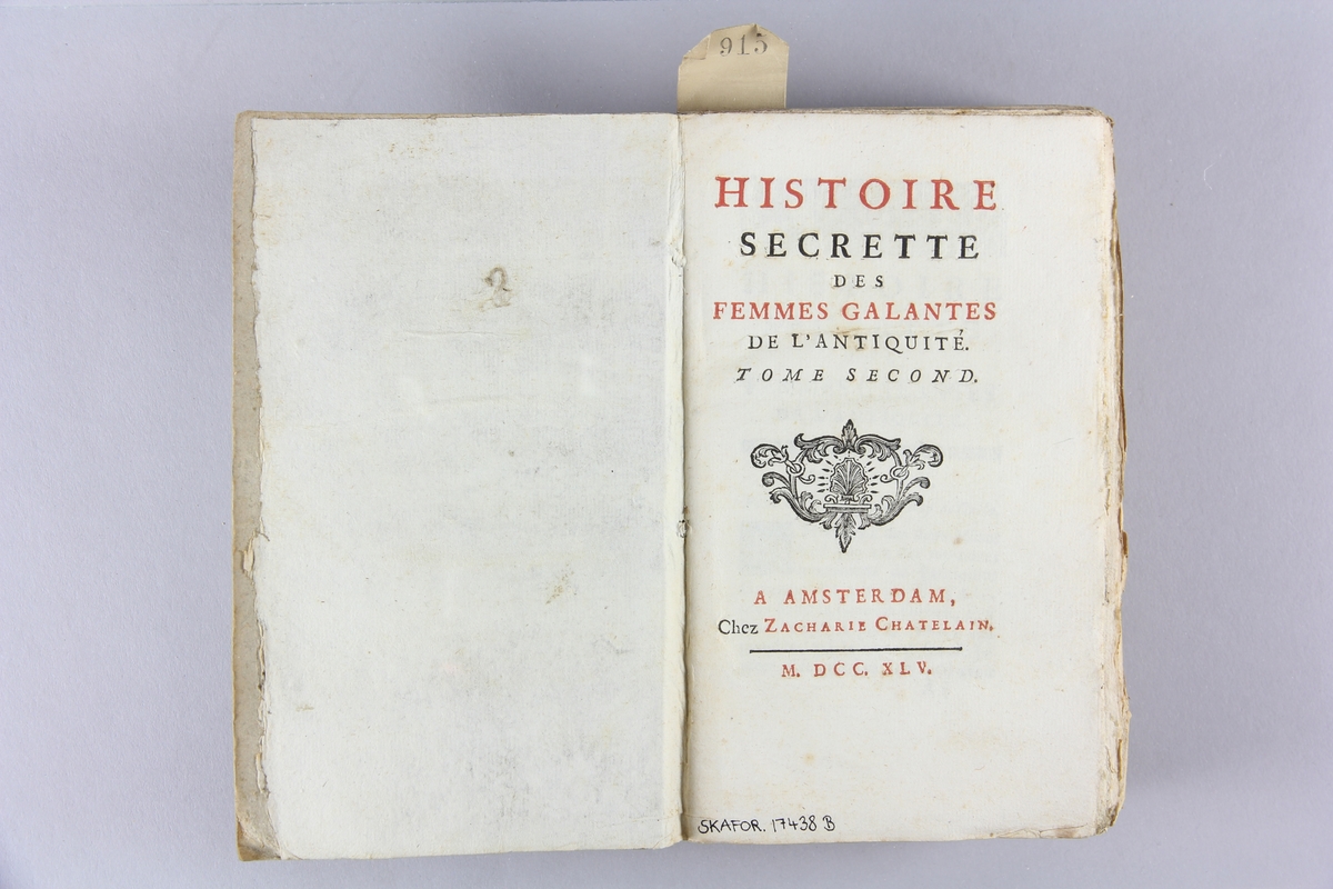 Bok, pappband, "Histoire secrette des femmes galantes 
de l´antiquité", del 2. Band av gråblått papper, oskuret snitt.
