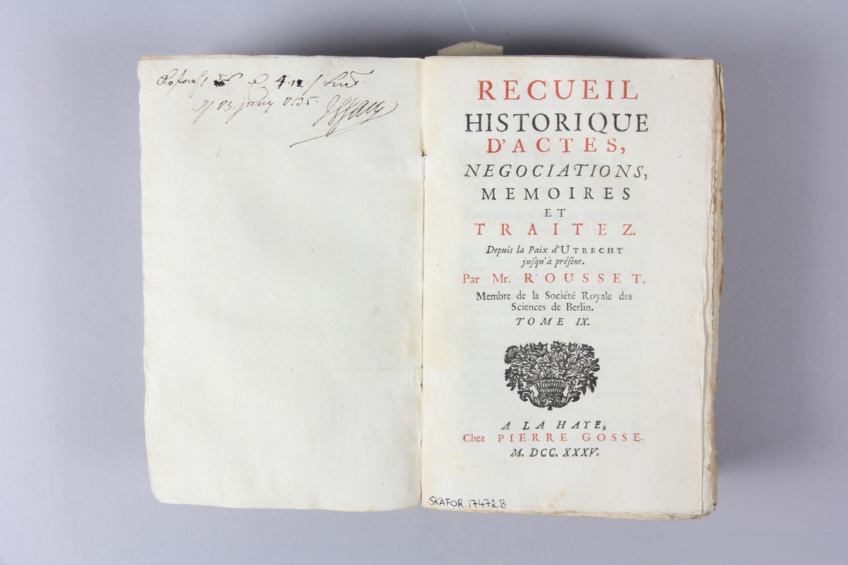 Bok, häftad, "Recueil historiques...depuis la paix d´Utrecht", del 9, tryckt 1735 i Haag.
Pärm av marmorerat papper, oskuret snitt. Blekt rygg med etikett med titel och samlingsnummer. Anteckning om inköp.