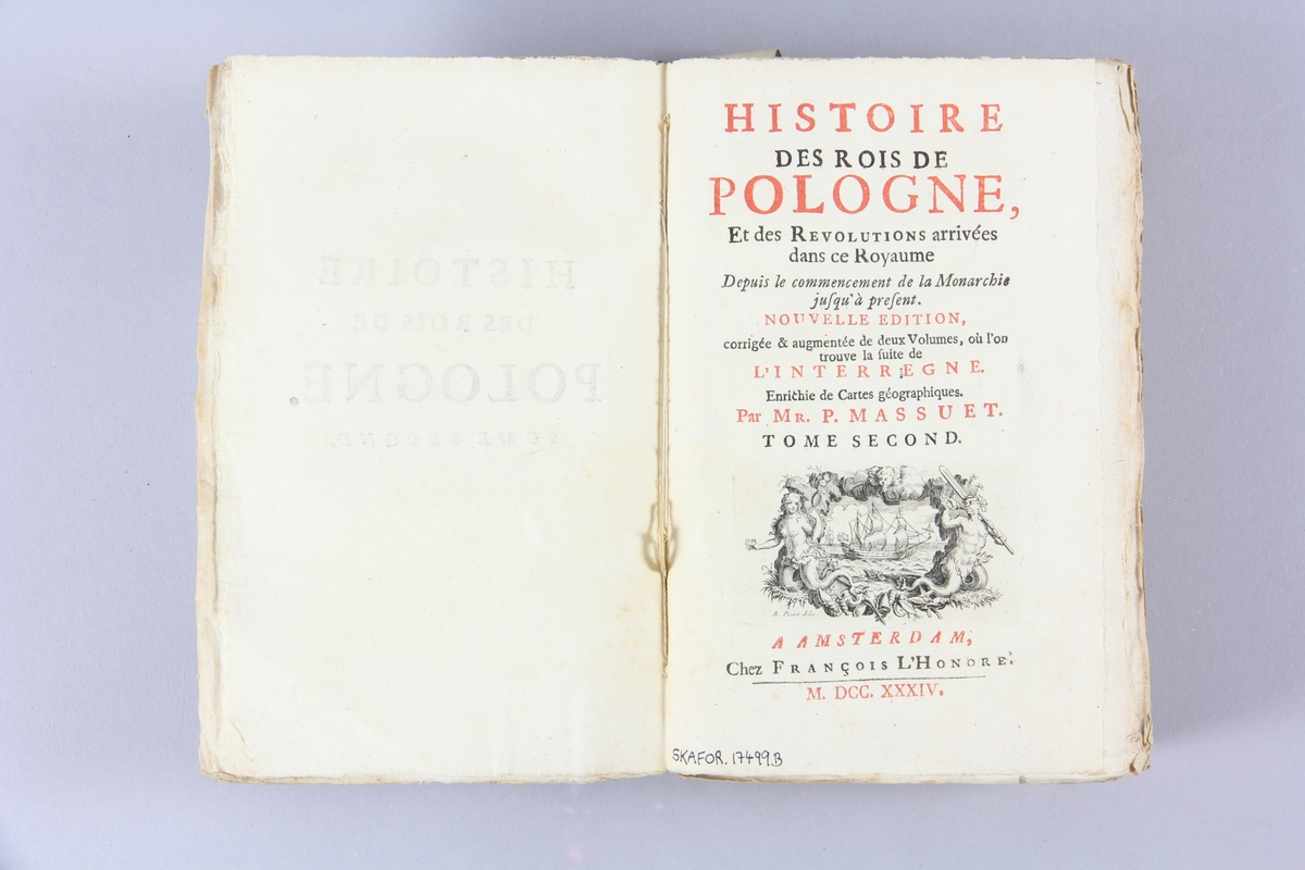 Bok, pappband, "Histoire des rois de Pologne", del 2, tryckt 1734 i Amsterdam. Pärm av marmorerat papper, blekt rygg med etiketter med bokens titel, närmast utplånad, och samlingsnummer. Oskuret snitt.