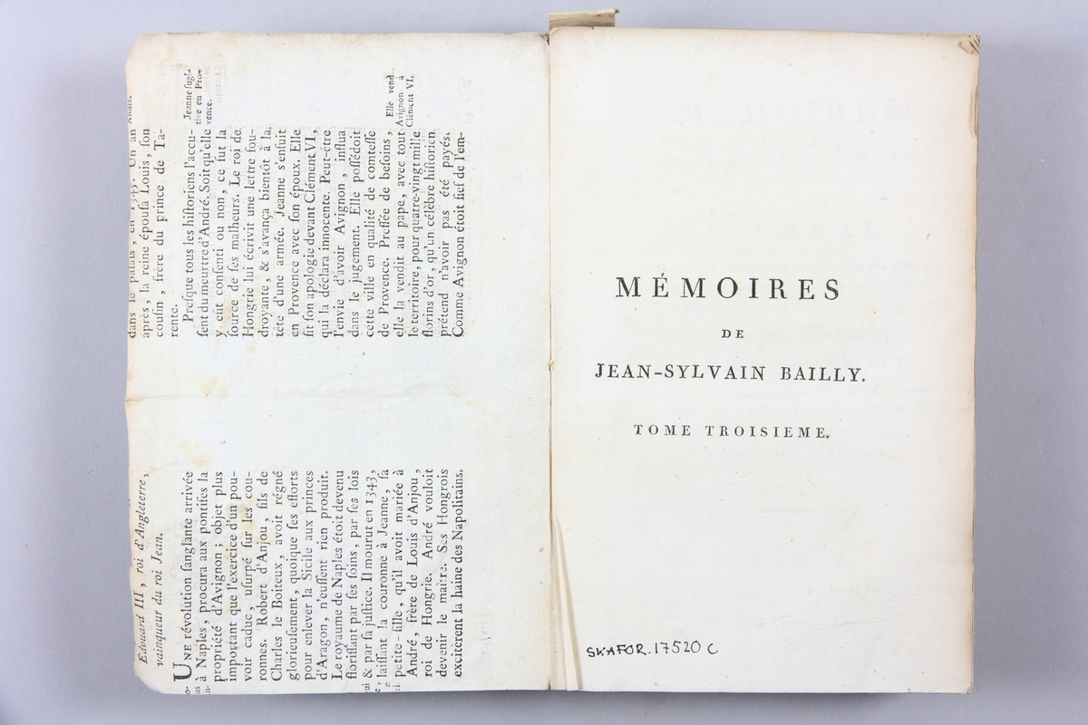 Bok, pappband, "Mémoires de Jean-Sylvain Bailly", del 3, tryckt 1804 i Paris. Pärmar av gråblått papper, blekt rygg med tryckta etiketter. Klistrade sidor ur annan bok på pärmarnas insidor. Skuret snitt.