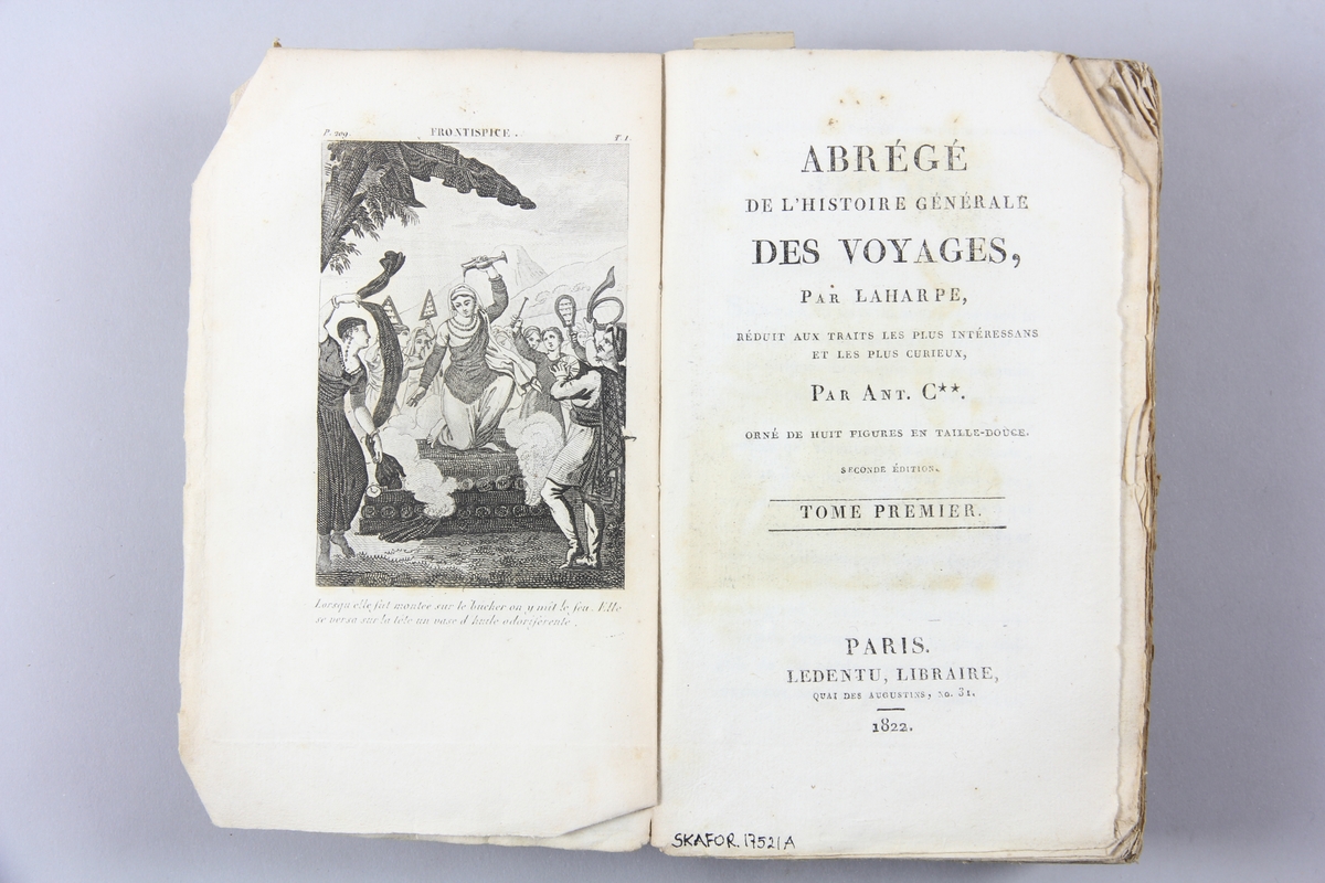 Bok, pappband, "Abrégé de l´histoire générale des voyages", del 1, tryckt 1822 i Paris. Pärmar av ljusbrunt papper, blekt rygg med tryckta etiketter med bokens titel och nummer, Oskuret snitt.