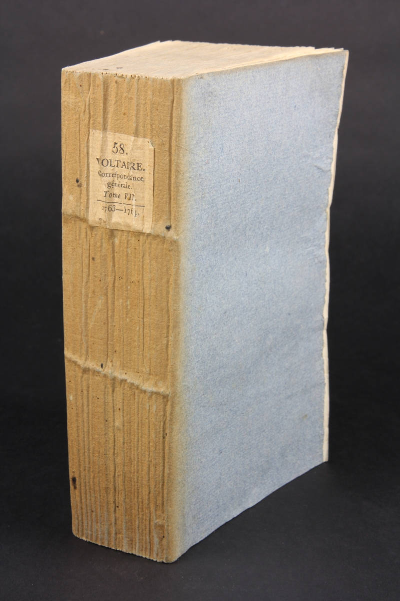 Bok, häftad, "Oeuvres complètes de Voltaire, Receuil de lettres 1763-1764", del 58, tryckt 1785.
Pärm av gråblått papper, skurna snitt. På ryggen pappersetikett med tryckt text samt volymens namn och nummer. Ryggen blekt.