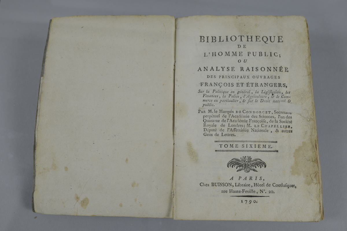 Bok, 2 stycken, pappband: "Biblioteque de l´homme public ou analyse raisonnée", del 5 och 6, författade av de Condorcet och le Chapellier, utgivna 1790 i Paris. På del 5 har ryggen närmast utplånad text samt inklistrade sidor ur annan bok på pärmarnas insidor. 
Pärmarna klädda med gråblått papper. Skurna, delvis fläckade snitt.
