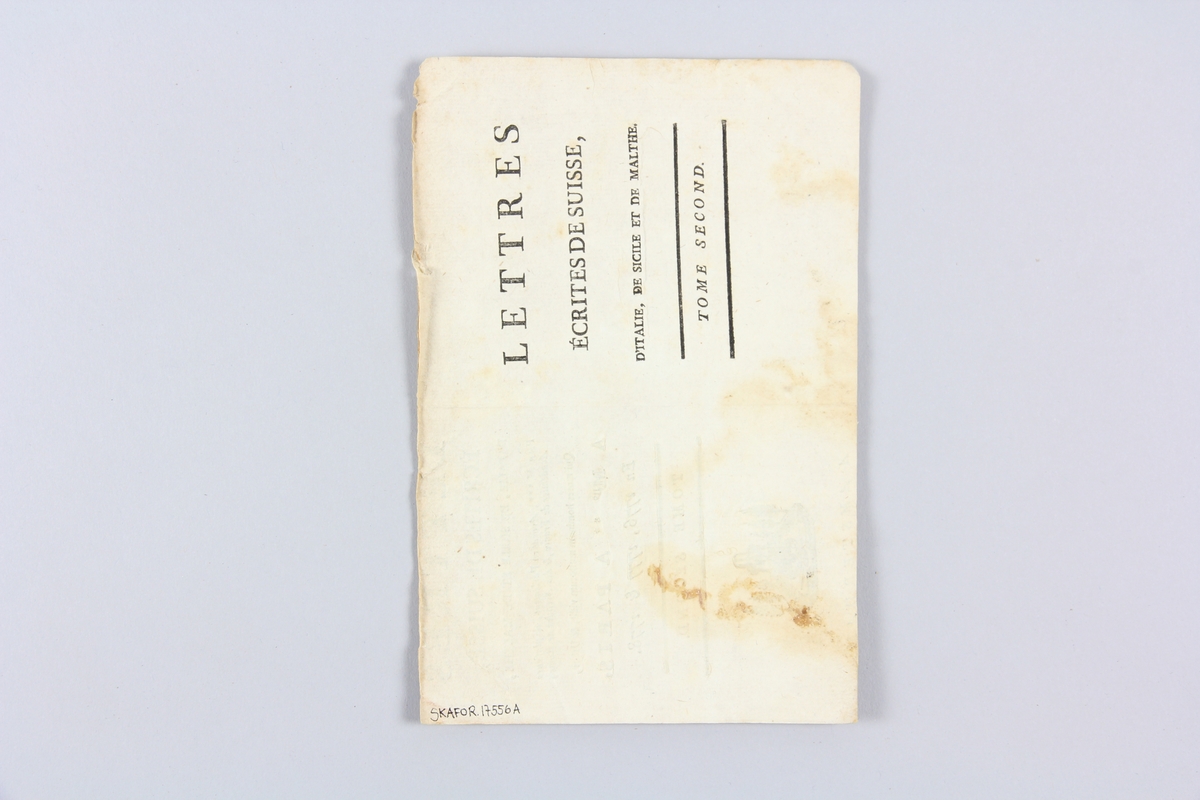 Bok, häftad "Mémoires secrets sur la Russie", del 1, utgiven 1800 i Paris.
Pärmen av ljusbrunt papper, blekt rygg. Med skurna snitt. På ryggen tryckt etikett med titel och samlingsnummer.