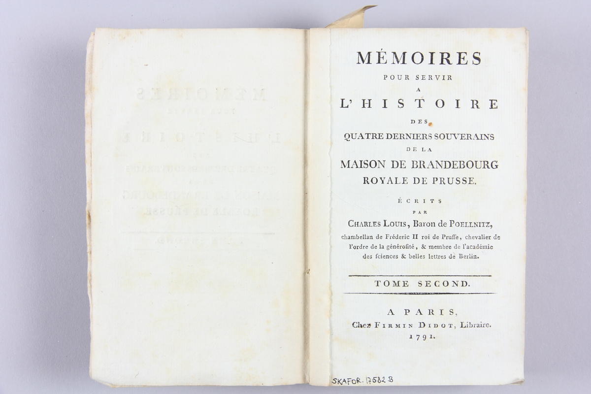 Bok, häftad "Mémoires pour servir a l´histoire", del 2, tryckt 1791 i Paris.
Pärmen av rödmarmorerat papper med tryckt text. På ryggen  etikett med titel och samlingsnummer. Skuret snitt.