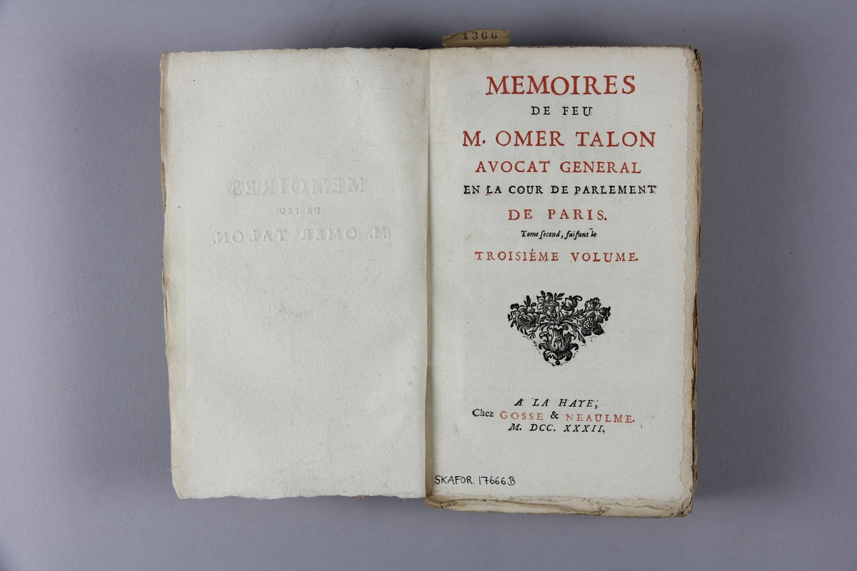 Bok, häftad, "Mémoires de feu M. Omer Talon", del 3, tryckt i Haag 1732.
Pärm av marmorerat papper, oskurna snitt. På ryggen klistrad pappersetikett med samlingsnummer. Ryggen blekt.