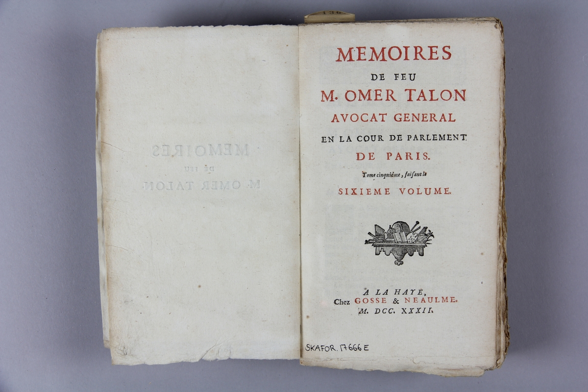 Bok, häftad, "Mémoires de feu M. Omer Talon", del 6, tryckt i Haag 1732.
Pärm av marmorerat papper, oskurna snitt. På ryggen klistrad pappersetikett med samlingsnummer. Ryggen blekt.