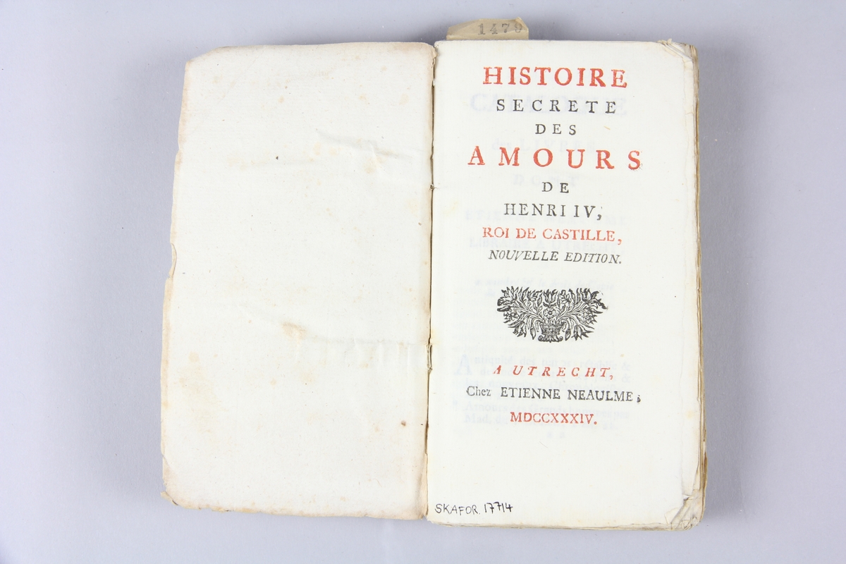 Bok, häftad, "Histoire secrete des amours de Henri IV", tryckt i Utrecht 1734. 
Pärm av marmorerat papper, oskurna snitt. På ryggen klistrade pappersetiketter med volymens namn och samlingsnummer. Ryggen blekt.