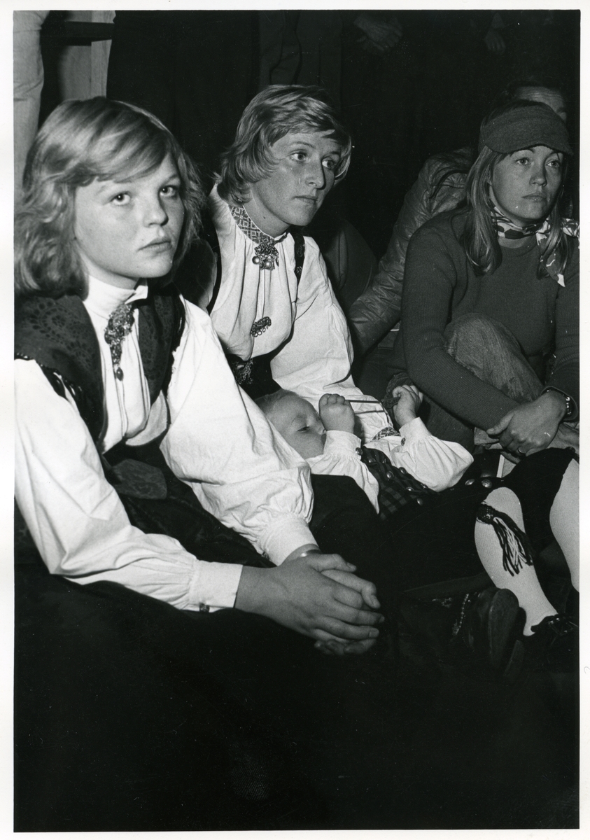 Tilskuarar ved Jørn-Hilmestemnet, 1974.