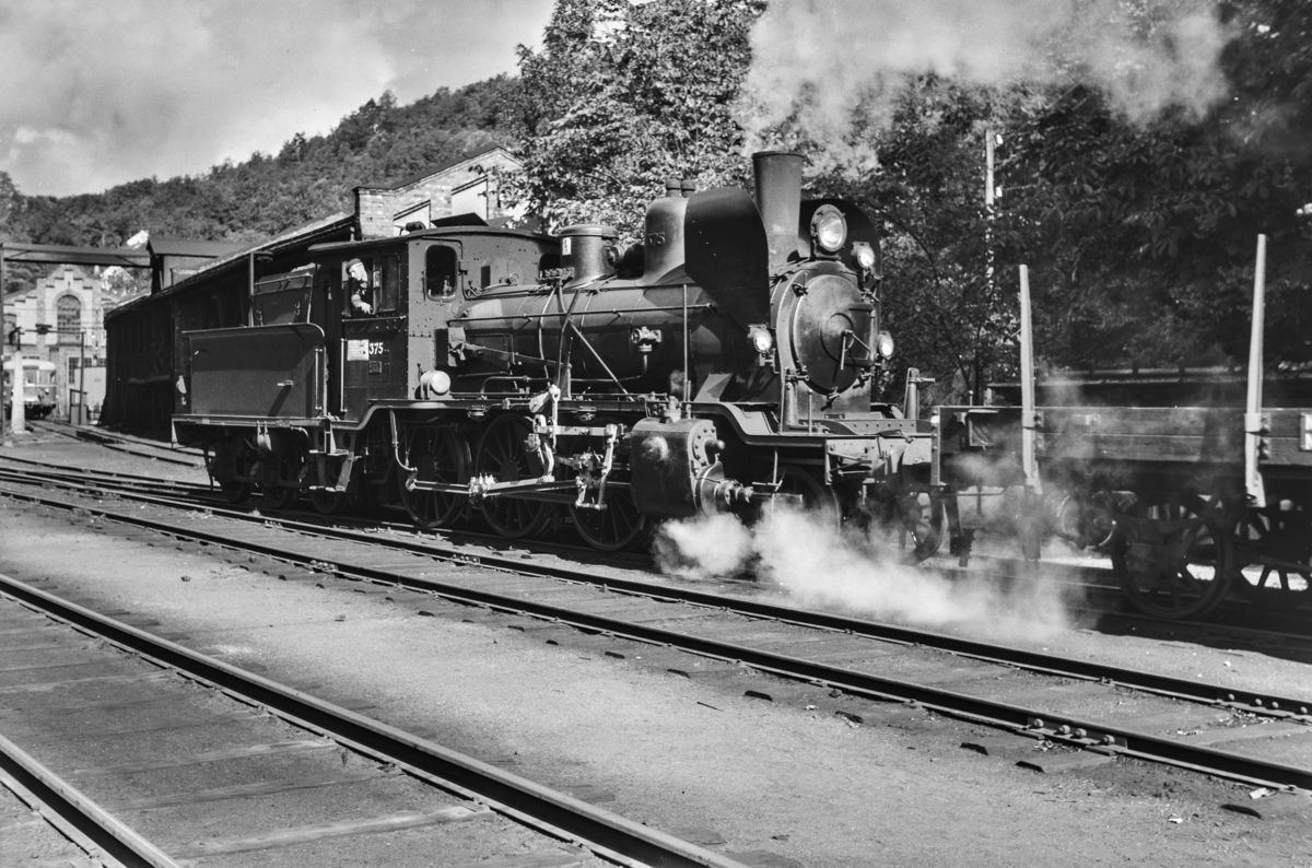 Skifting med damplokomotiv type 21c nr. 375 på Arendal stasjon.