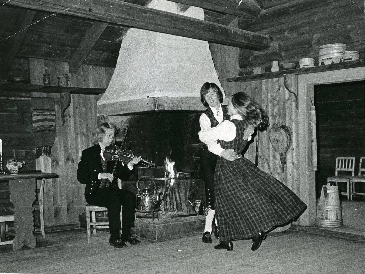 Geir Harald Fodnes spelar, Geir Ove Hippe og Grethe Hydle dansar springar.