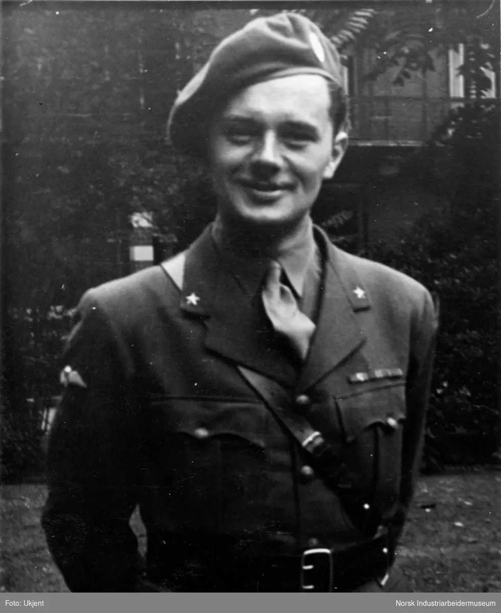 Motstandsmann Jens-Anton Poulsson i London under andre verdenskrig. Kledd i offisertjeneste uniform med Sam Brown belte.