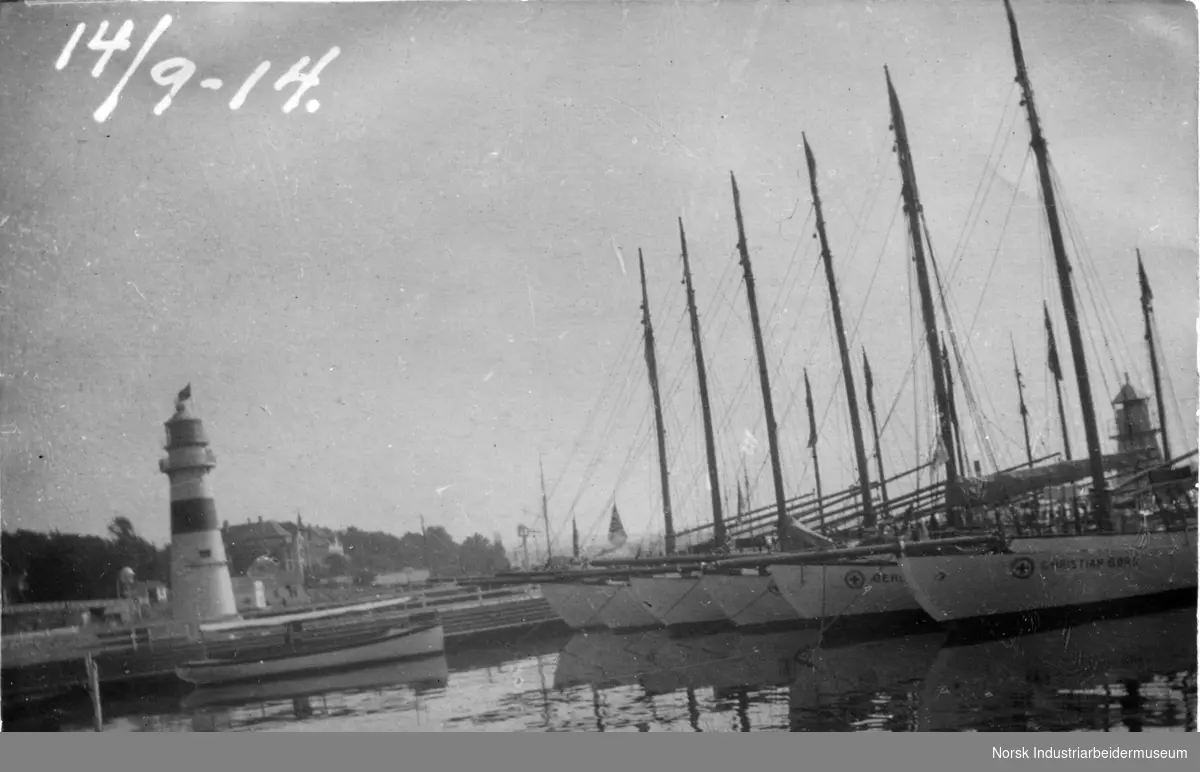 Seks like redningsskøyter på rekke, med Redningsselskapets logo tatt i forbindelse med jubileumsutstillingeni 1914 på Frognerkilen i Kristiania.