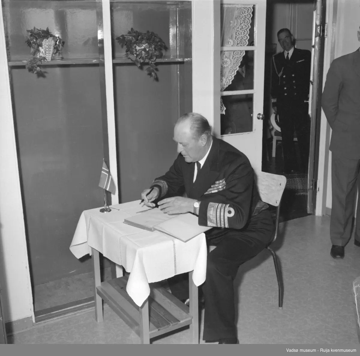 Vestre Jakobselv juli 1959. Kong Olav V signerer besøksprotokoll på barnehjemmet Vårsol.