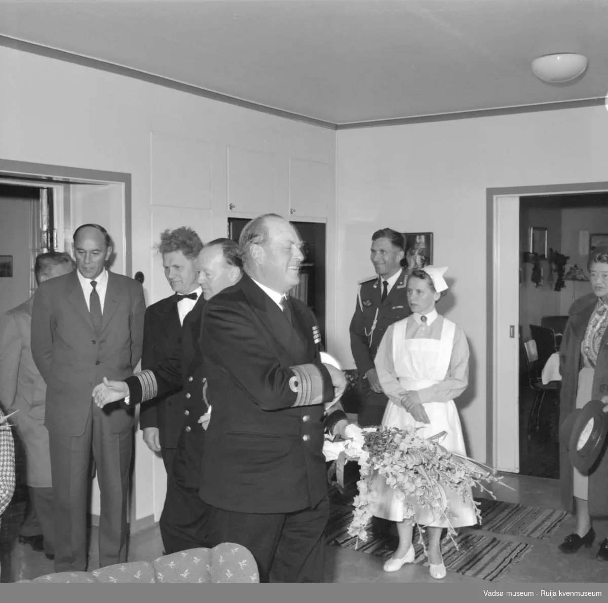 Vestre Jakobselv juli 1959. Kongebesøk på barnehjemmet Vårsol. Til venstre for Kongen blant annet ordfører Henry Karlsen og Anaton Strand, Til høyre for Kongen blant annet søster Gunvor.