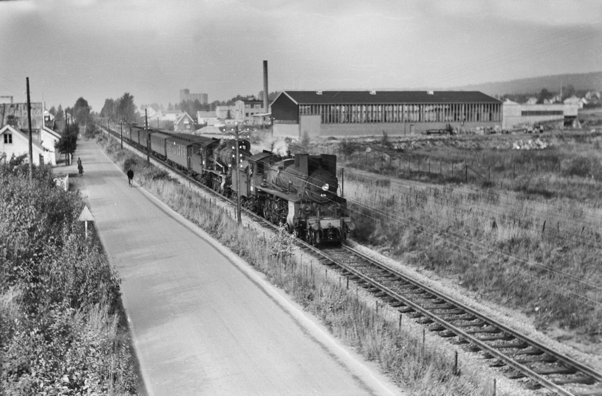 Tog fra Otta til Oslo Ø, tog 308, ved km 128, like nord for Hamar. Toget trekkes av damplokomotiv type 26c nr. 414 og 30b nr. 362.