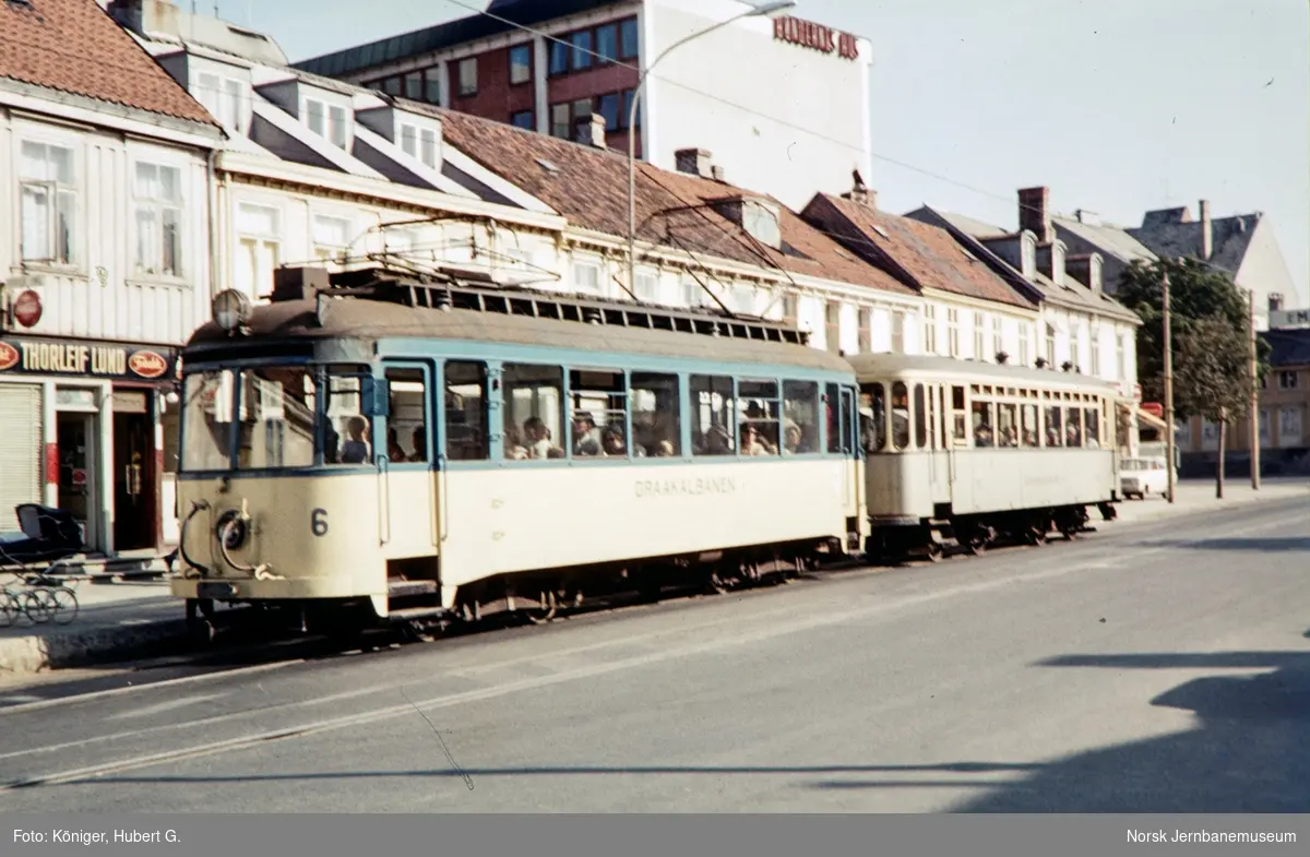 Gråkallbanens sporvogn nr. 6 med tilhenger nr. 51 i St. Olavs gate i Trondheim.