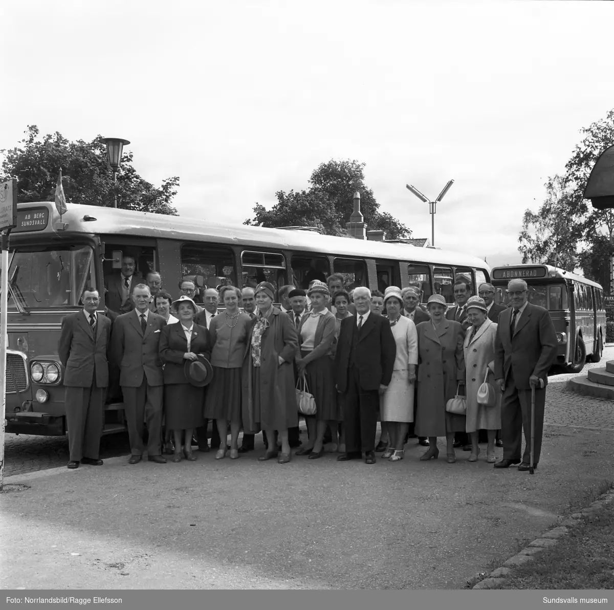 SJ-pensionärer som ska göra en busstur till Österström. Gruppfoto utanför Centralstationen.
