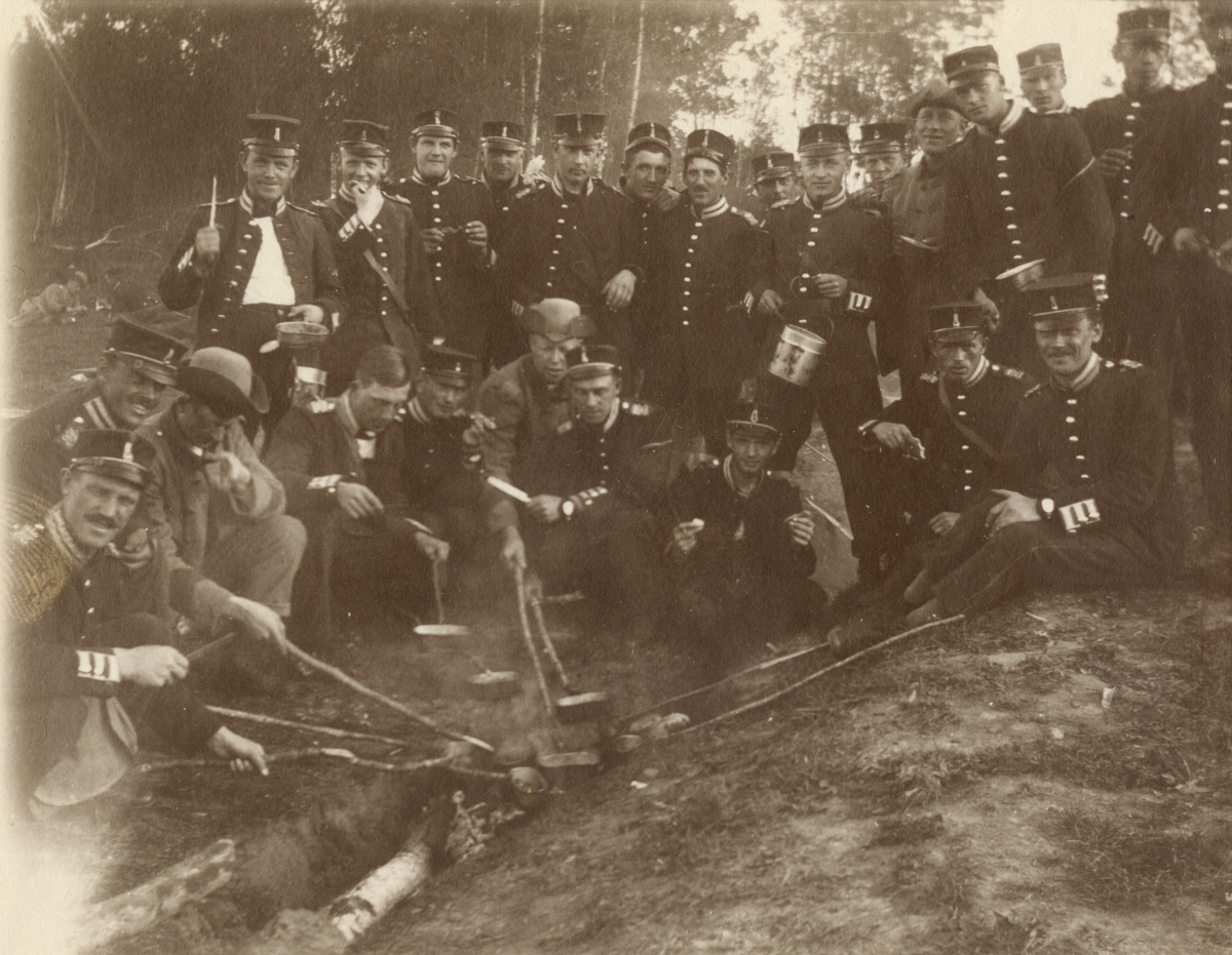 Soldater från Göta livgarde I 2 samlade runt kokgrop.