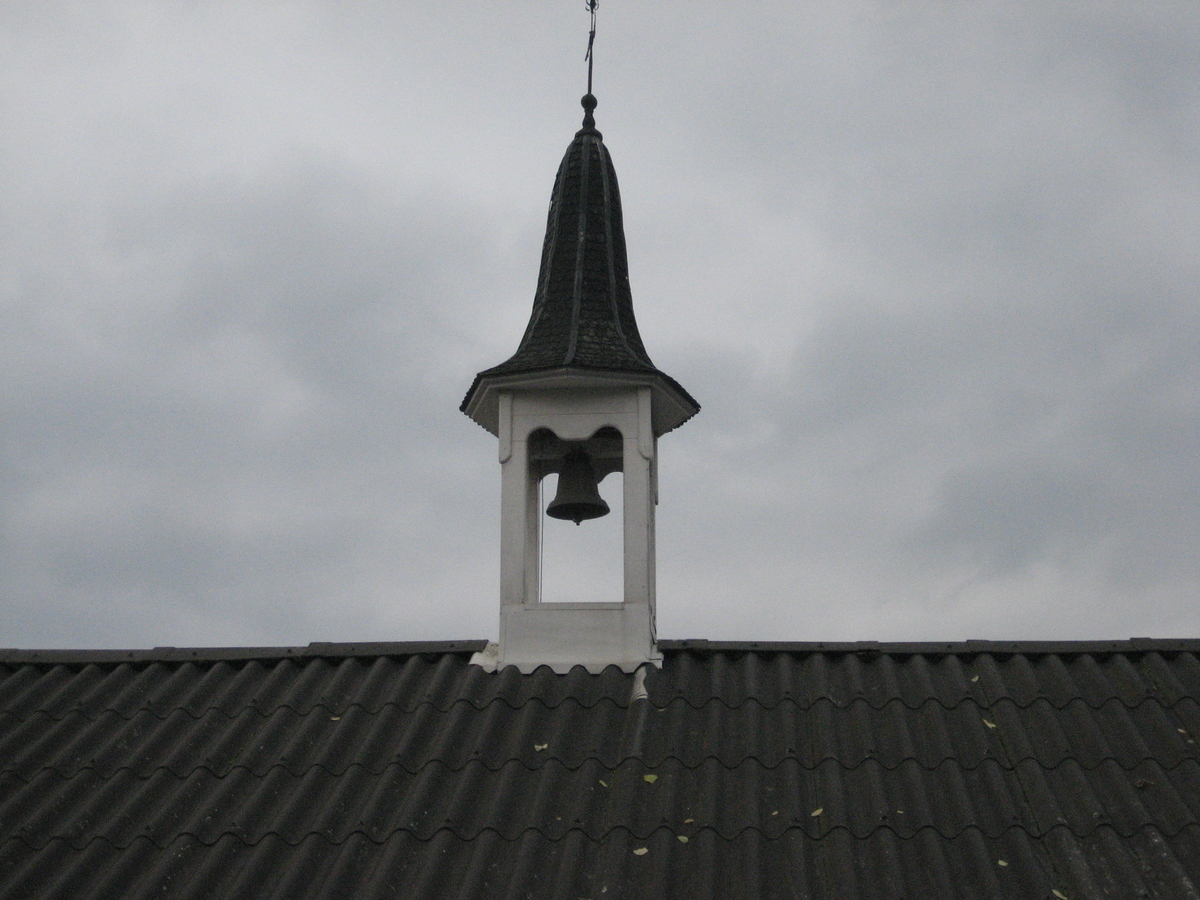 På gården Kjemstad står det et høyt og elegant klokketårn på en av driftsbygningene.  Taket har kjegleform tekket med spon. Det er lite dekorasjoner, men tårnet har klassisistiske trekk.