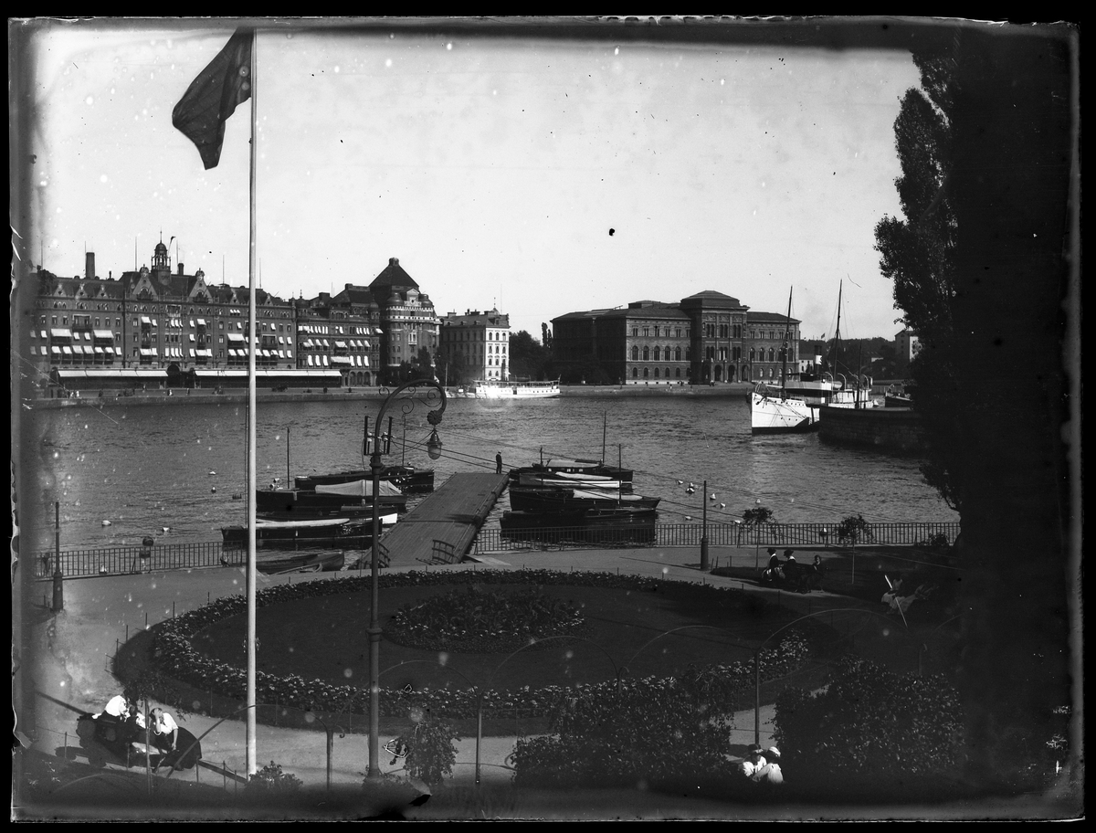Nationalmuseum och Grand Hotell i Stockholm fotograferade från Norrbro.