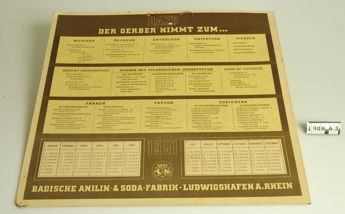 Reklam och almanacka från 1951, med text på
tyska. Badische Anilin- & Soda-Fabrik, BASF.

Kommer från Bodéns garveri, Alingsås.
