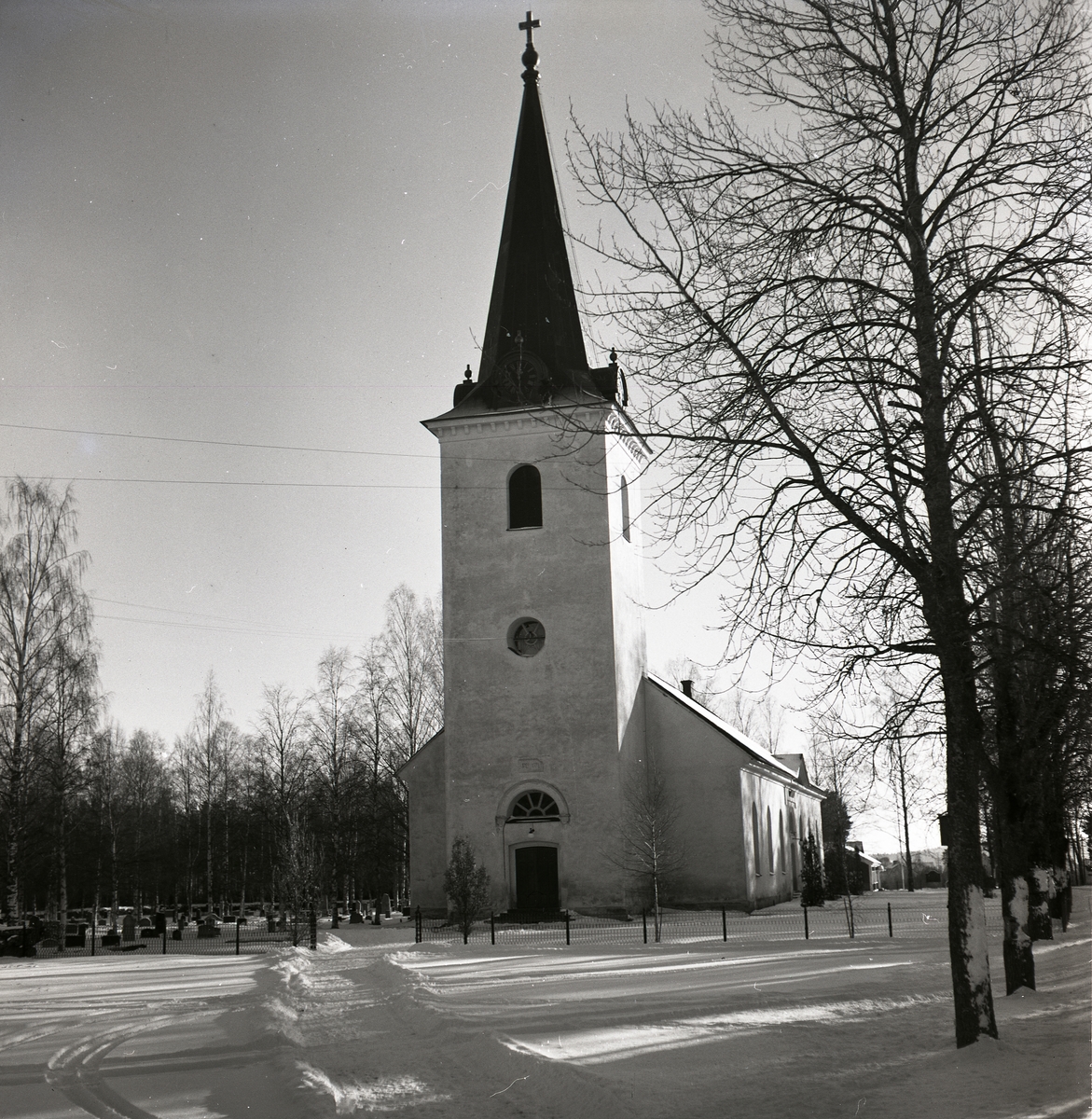 Mo kyrka i vinterskrud.