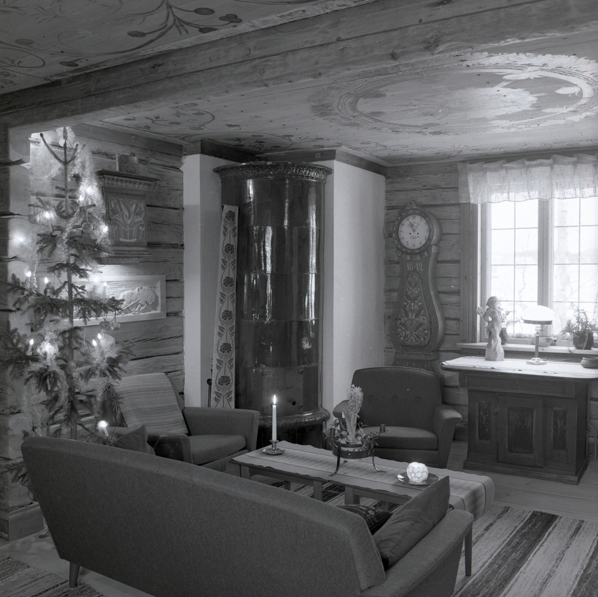 Ett rum med kakelugn och julgran på gården Sunnanåker, januari 1970.