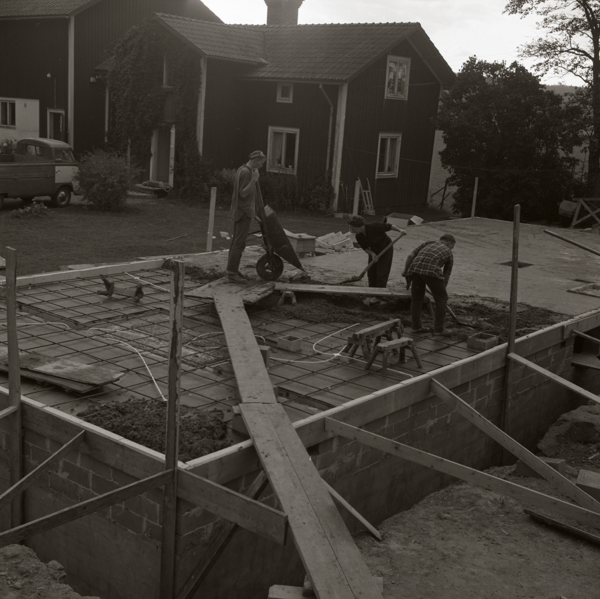 Några män arbetar med husgrunden till bostadshuset vid gården Sunnanåker, 1967-68.
