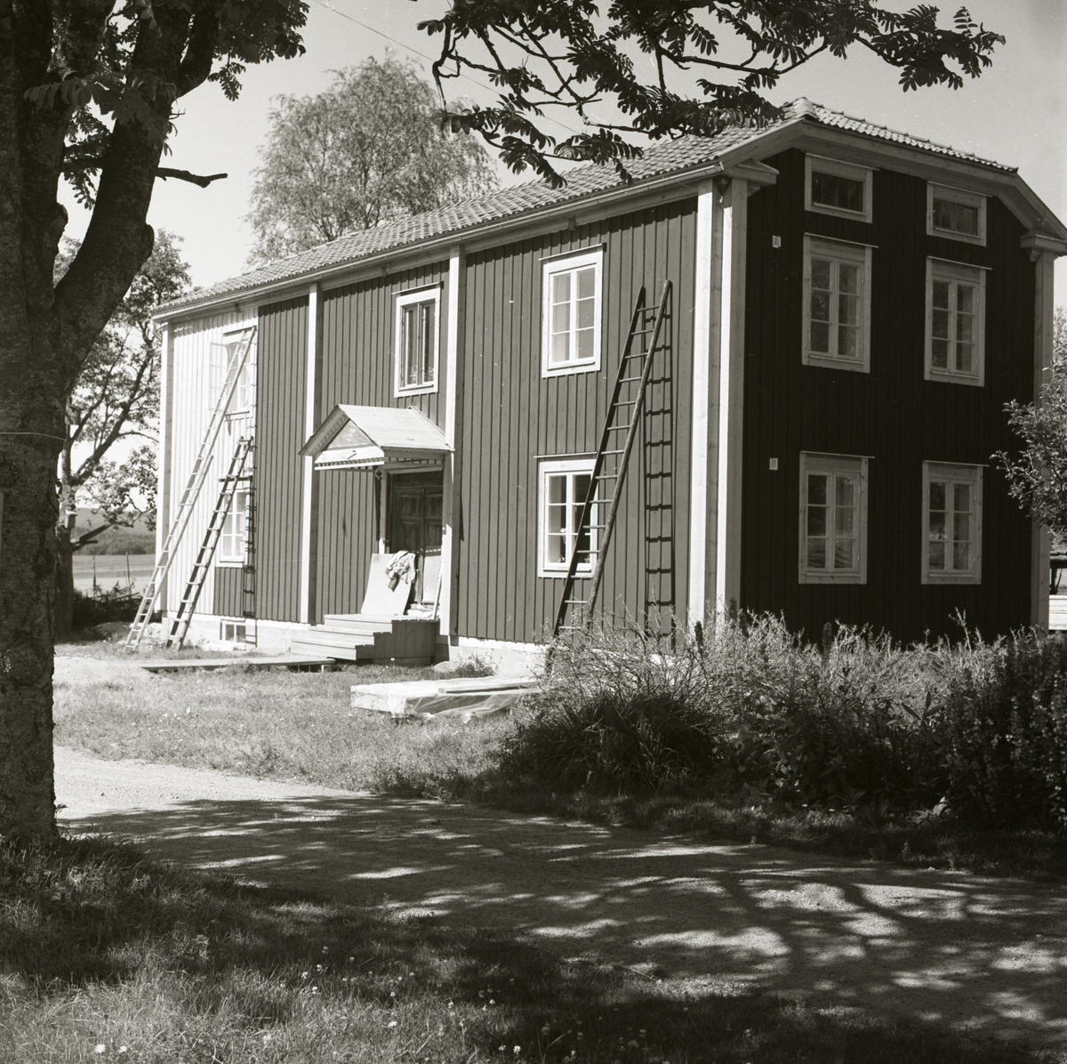 Bostadshuset vid gården Sunnanåker under pågående målningsarbete.