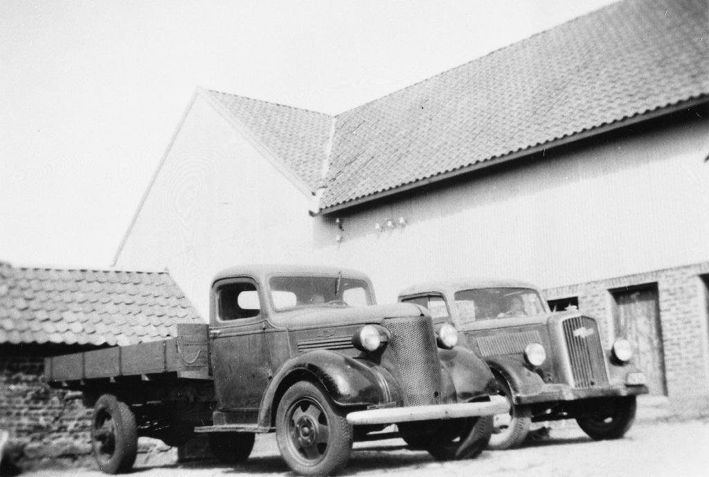 Lastebilane til Johannes Steinsland (1918 - 1948) parkert i gardsromet på Steinsland i 1948/49.