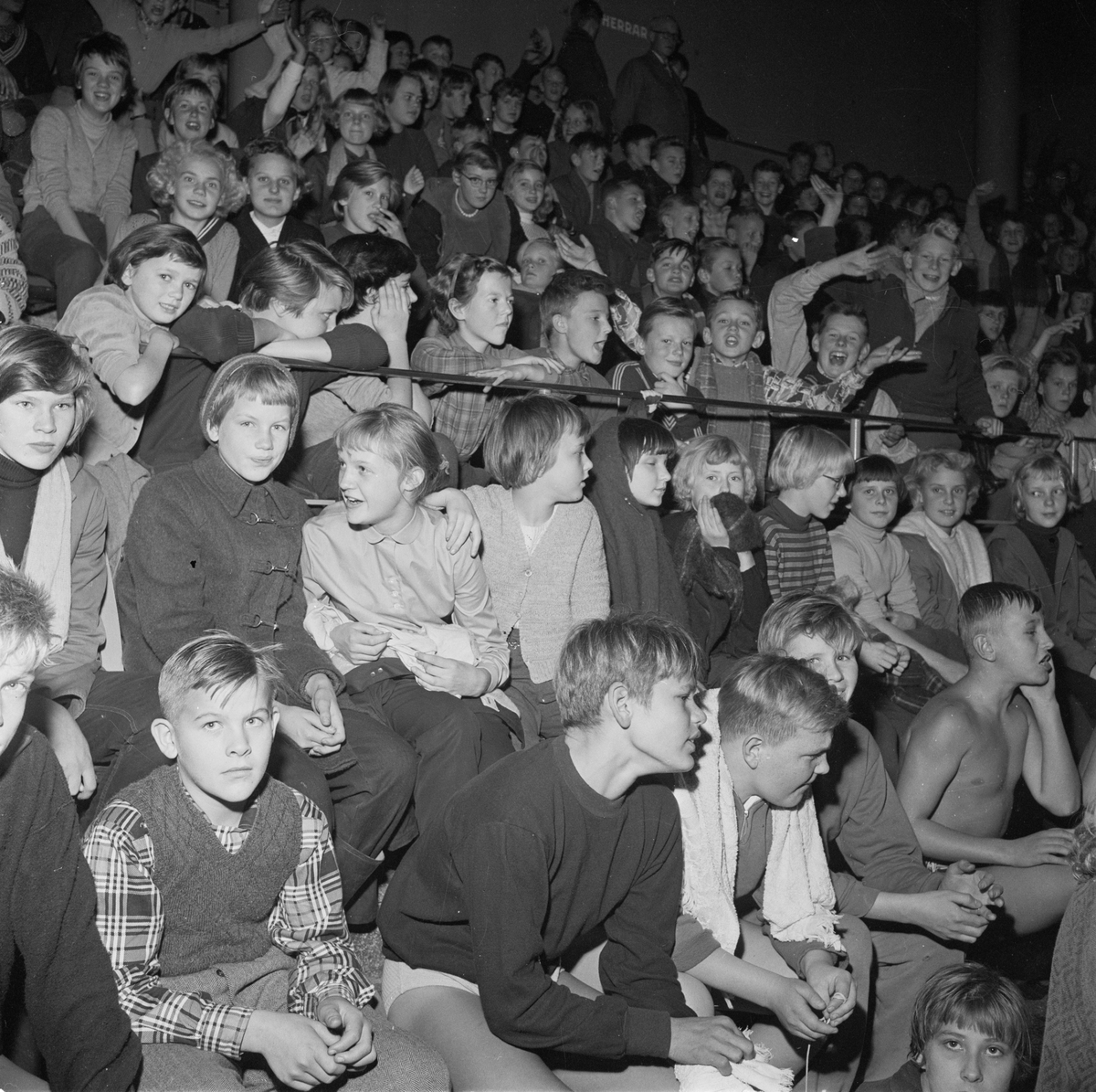 Publik vid skolsimning, Uppsala, november 1955