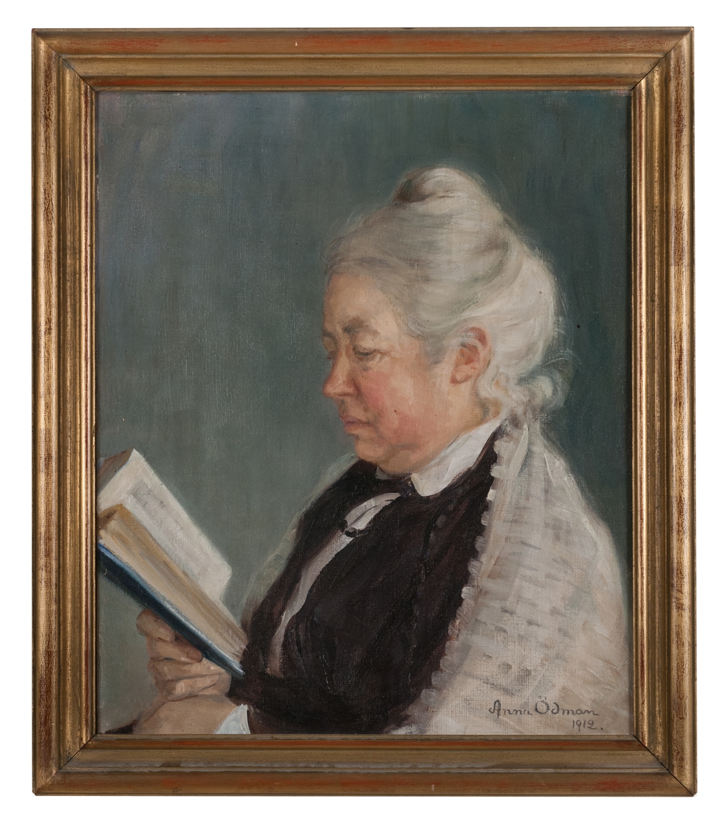 Målning, porträtt av Anna Ödman föreställande konstnärens mor Linnéa Ödman.
Förgylld träram.