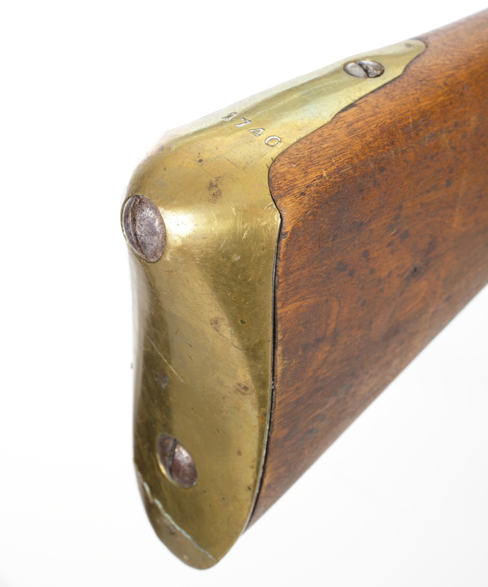 Armégevär, ombyggt från flintlås till slaglås. Reparationsmodell, stocken från dragongevär, 1700-tal. Framstocken har tre band, det främsta ett enkelt näsband m/1791, vid det mellersta bandet sitter en rembygel. Pipbanden, varbygel, sidobleck och bakplåt är tillverkade av mässing. Bakplåten går upp över kolvryggen och avslutar med en rundad spets. Laddstocken av stål är inskjuten i en grund laddstocksränna. Kornet sitter vid näsbandets bakre kant. 
Pipan är slätborrad med en diameter invändigt på ca. 18 mm.
Inskrivet i huvudkatalog 1929.