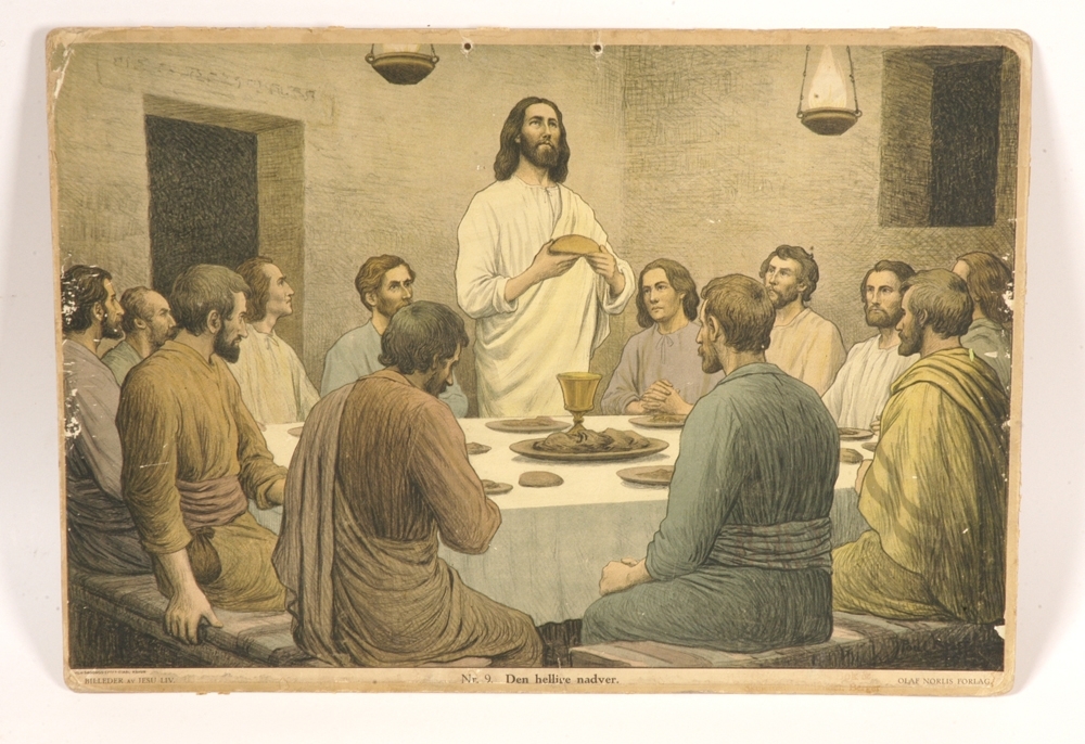 Jesus og 12 menn (disipler) rundt et dekket langbord. Jesus velsigner maten.