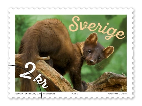 Självhäftande frimärke i rullar med olika motiv per rulle: motiv av skogssork, mård och brunbjörn.  Valör 1 krona, 2 kronor och 50 kronor.