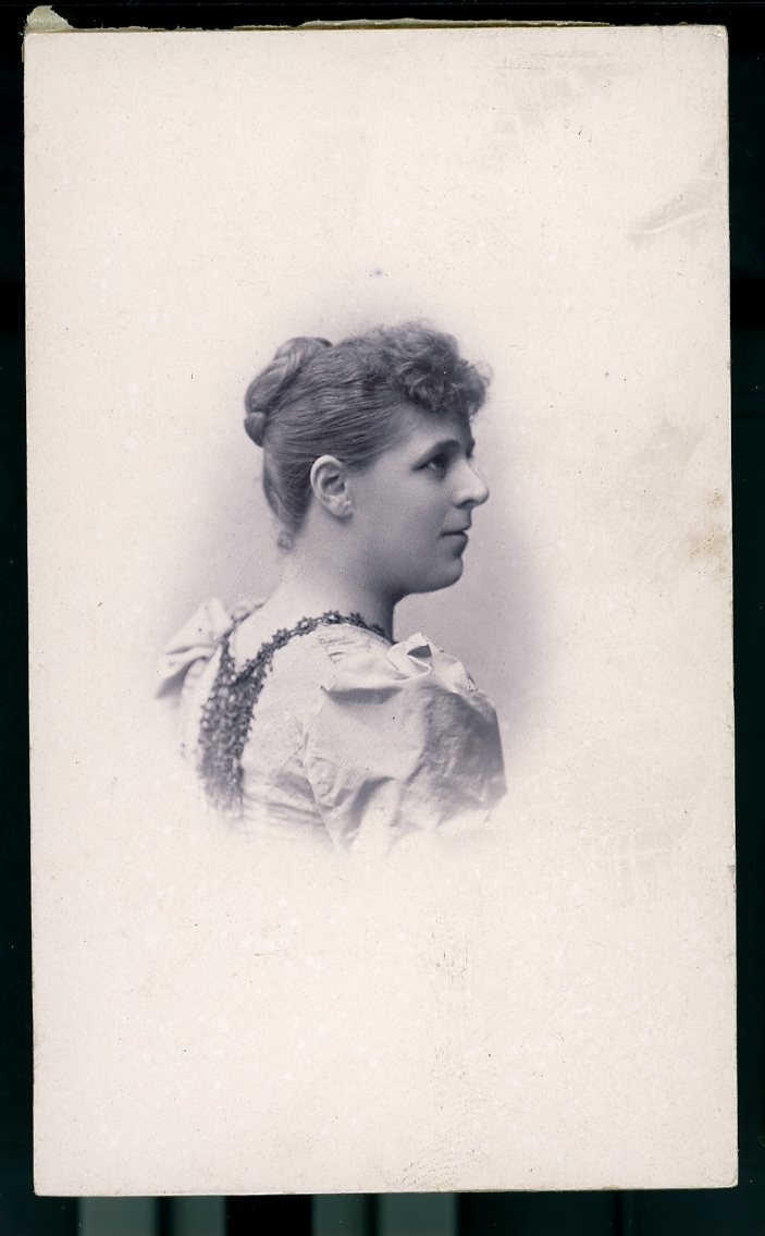 Kabinettsfotografi: "Fru Claussen", bröstbild i profil snett bakifrån.
Eller möjligen Claessen.
