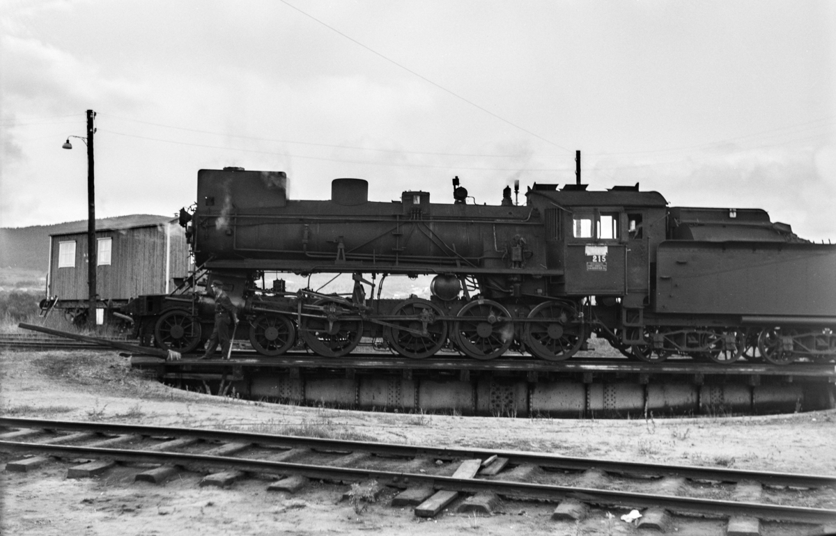Damplokomotiv type 26a nr. 215 på svingskiven på Tynset stasjon.