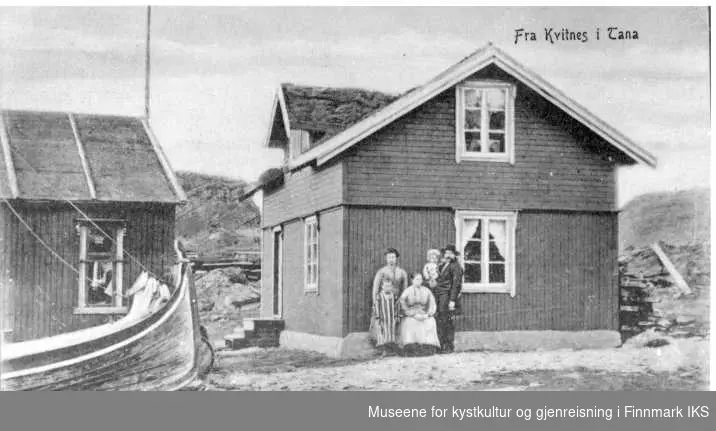 Familien Henriksen foran huset sitt i Kvitnes, Berlevåg, ca 1905