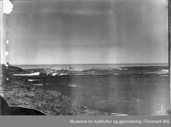 Hurtigruta (?) ankret opp på havna i Berlevåg 1915.