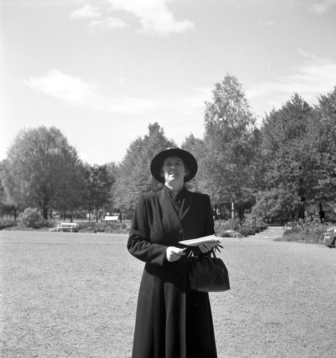 Kvinna på väg till Frälsningsarmens barnkoloni i Rörberg. Taget den 10 maj  1950 i Stenebergsparken