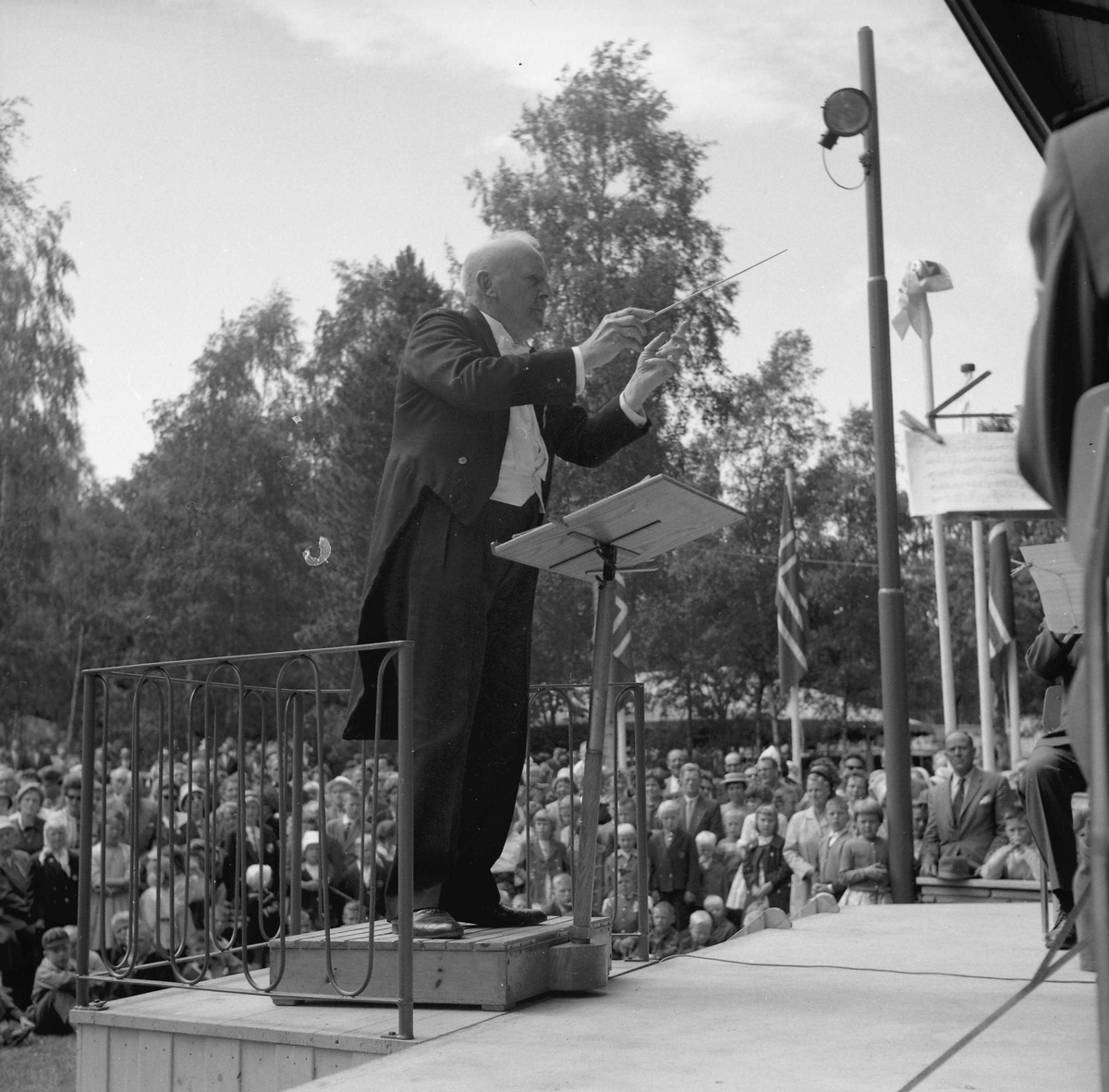 Sigurd Islandsmoen dirigerer på Gjøvik Gård 1961