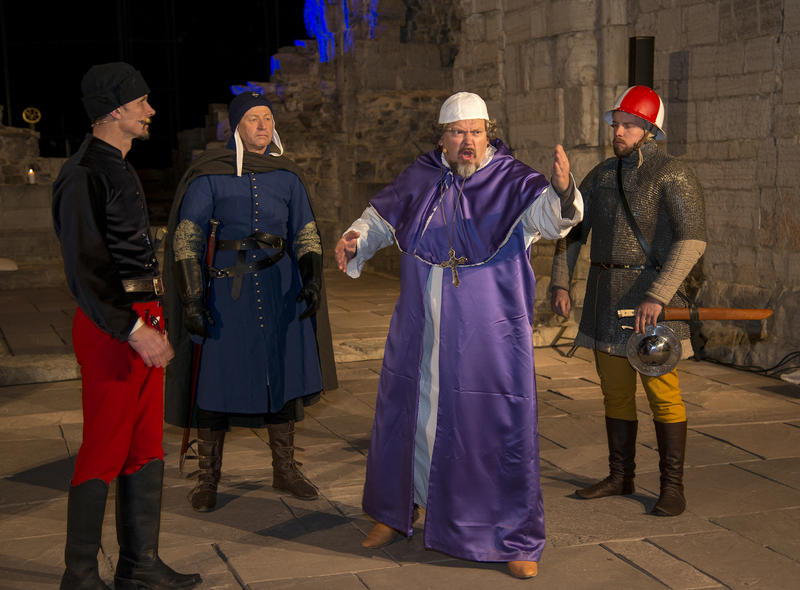 Biskop Mogens taler til sine medborgere før han tas til fange, soldatene står bak og venter.