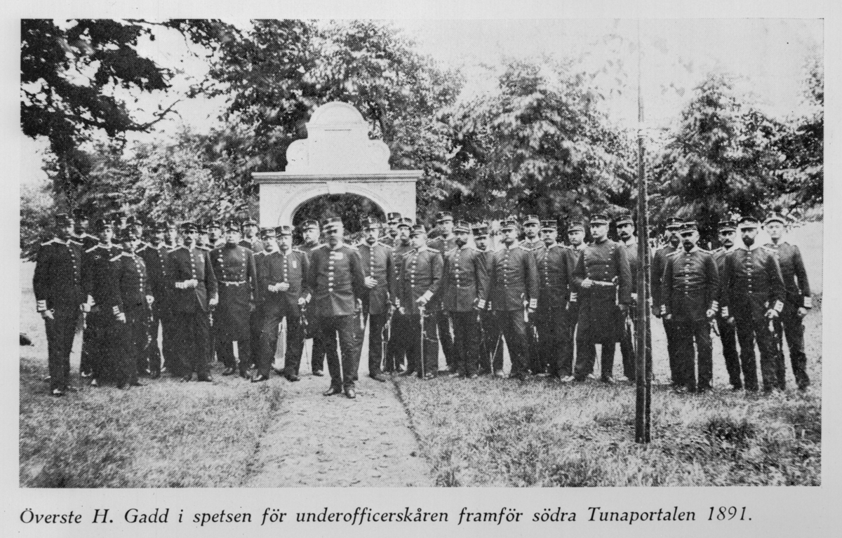 Underofficerskåren på Malmen framför södra Tunaportalen ca 1891. Avfotografering av bild ur tryck.