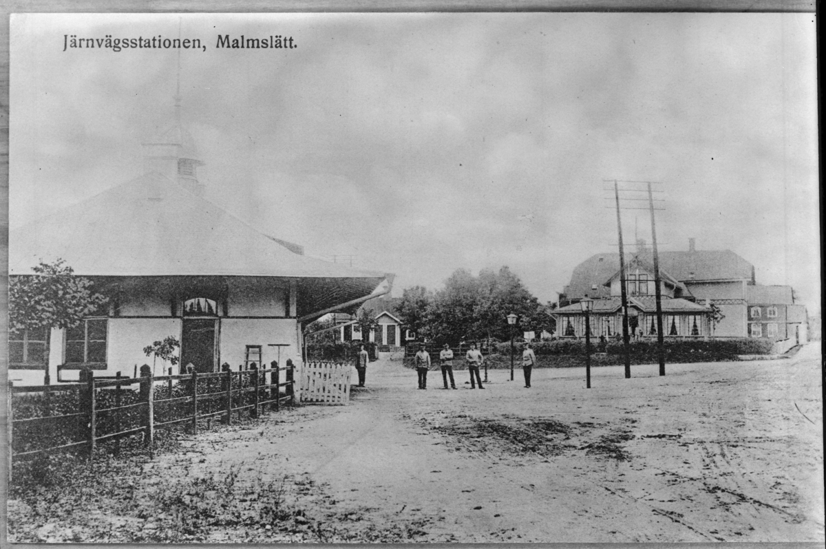 Järnvägsstationen i Malmslätt med soldater utanför. Avfotografering av vykort.