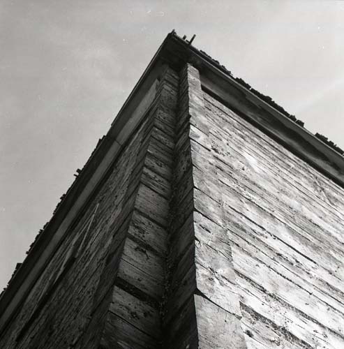 En husknut på ett timrat hus fotograferad underifrån, 1967.