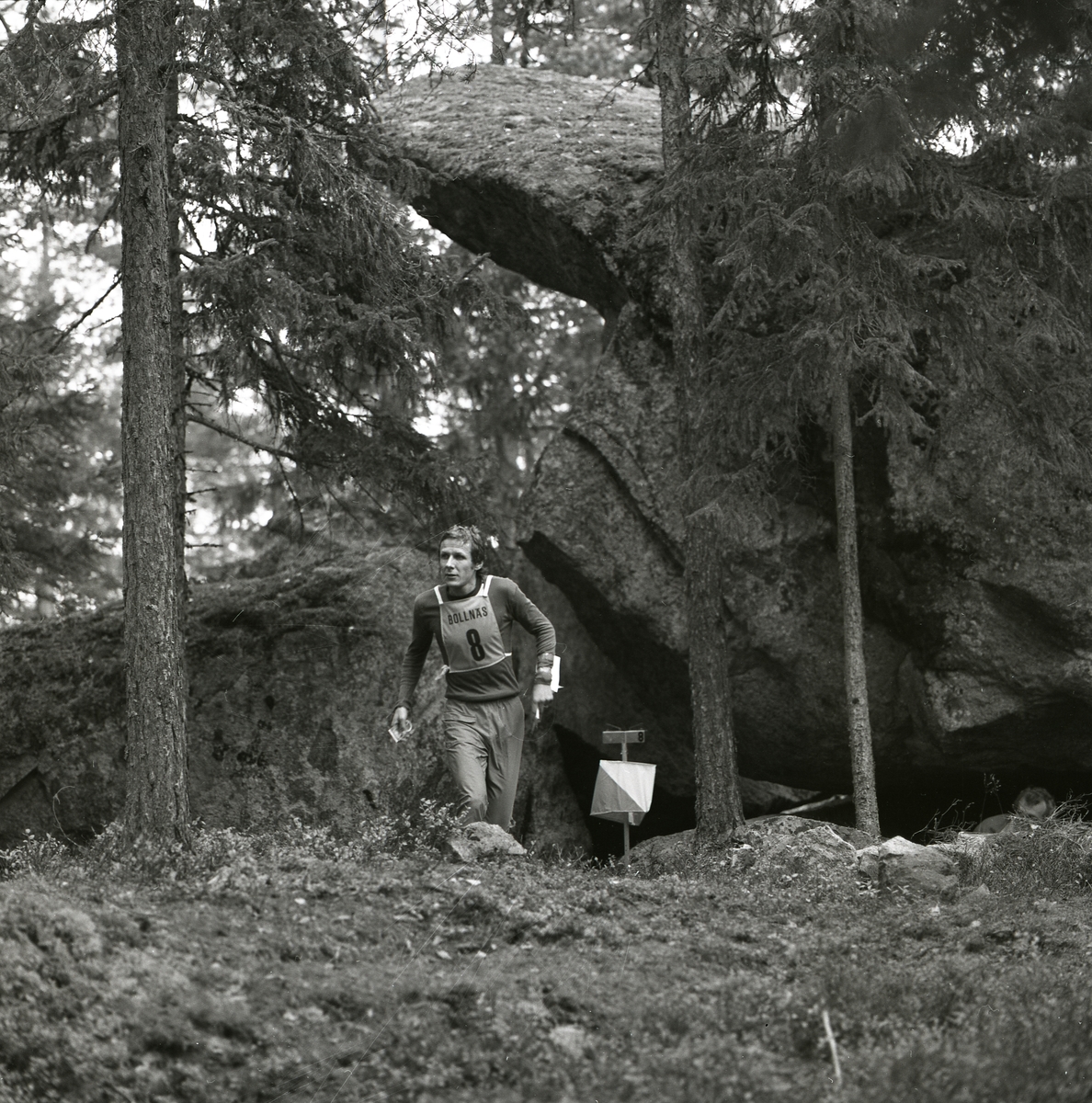 En orienterare vid en kontroll i skogen, Lapphagen hösten 1975.