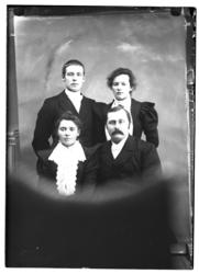 Portrett av Anders Næss med familie