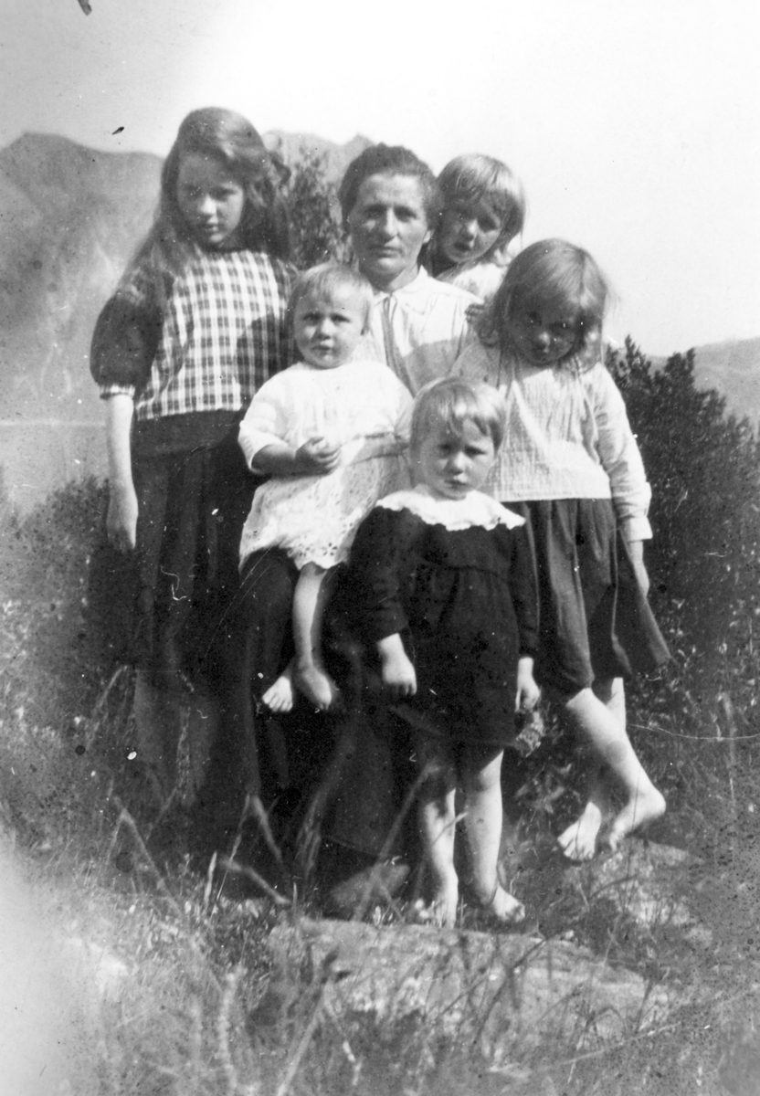 Jensine Eilertsen fra Sildevika med fem av sine barna.